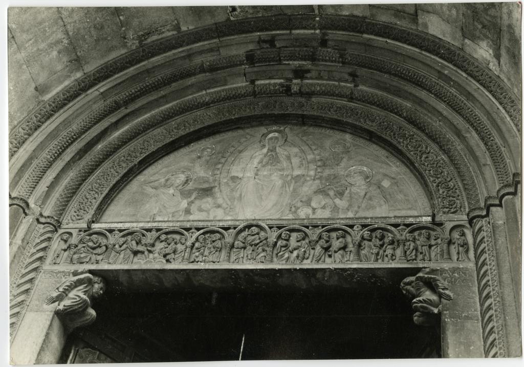 Anonimo , 39) Piacenza. Duomo. la parte superiore con la lunetta (che in epoca wiligelmico-lanfranchiana era concepita libera) del portale mediano