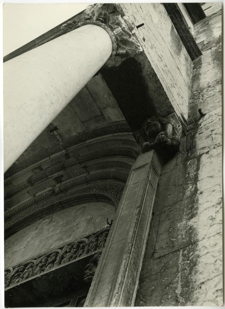 Anonimo , 40) Piacenza Duomo, protiro e portale mediano, partic. del lato sin.