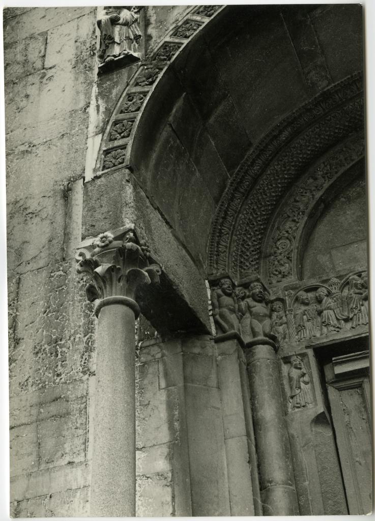 Anonimo , 42) Piacenza - Duomo il capitello di sinistra del protiro minore sinistro ; appare di sostituzione dai restauri (XIX fine - XX inizi).