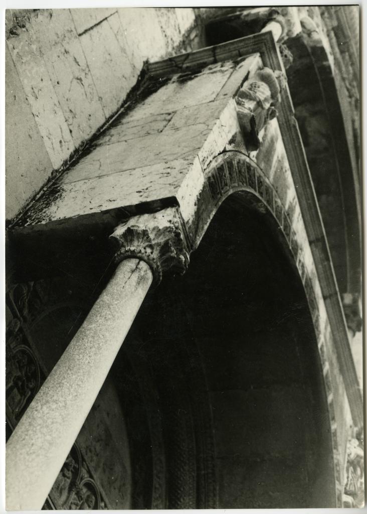 Anonimo , 43) Piacenza Duomo portale minore destro, protiro: un capitello del sec. XII inizi reimpiegato forse a fine XII sec.