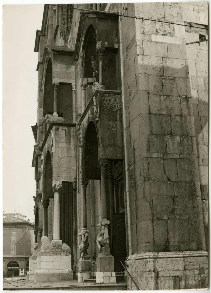 Anonimo , 37) Piacenza Duomo la facciata con il protiro minore destro di tardo sec. XII e col mediano del sec. XVI; chiarissimo il valore di mera applique del sistema dei protiri alle celle [?] della facciata.