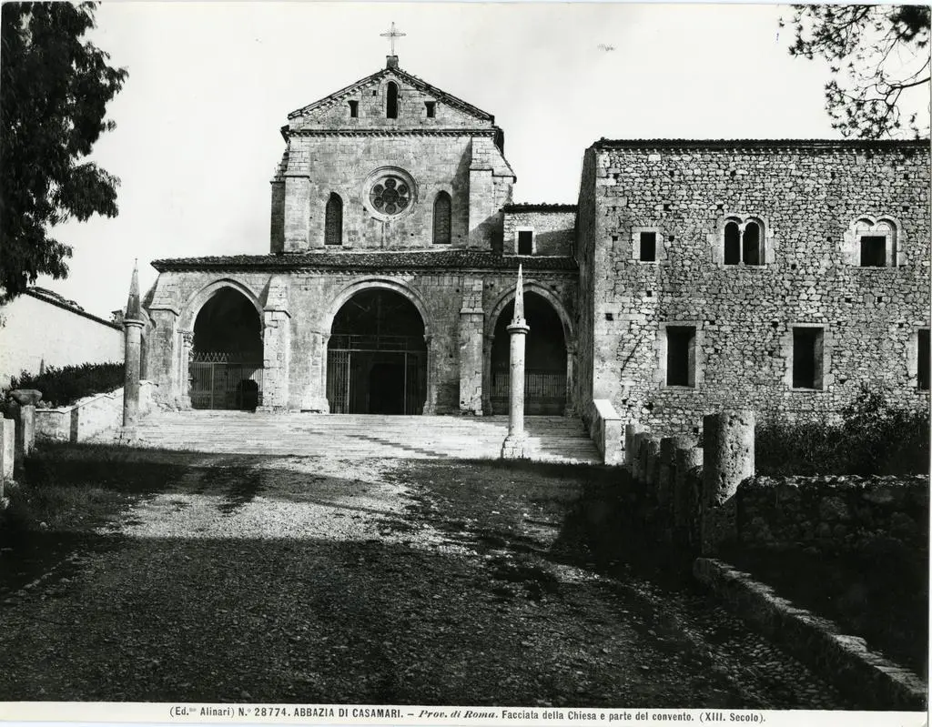 Alinari, Fratelli , Abbazia di Casamari. - Prov. di Roma. Facciata della Chiesa e parte del convento. (XIII. Secolo)