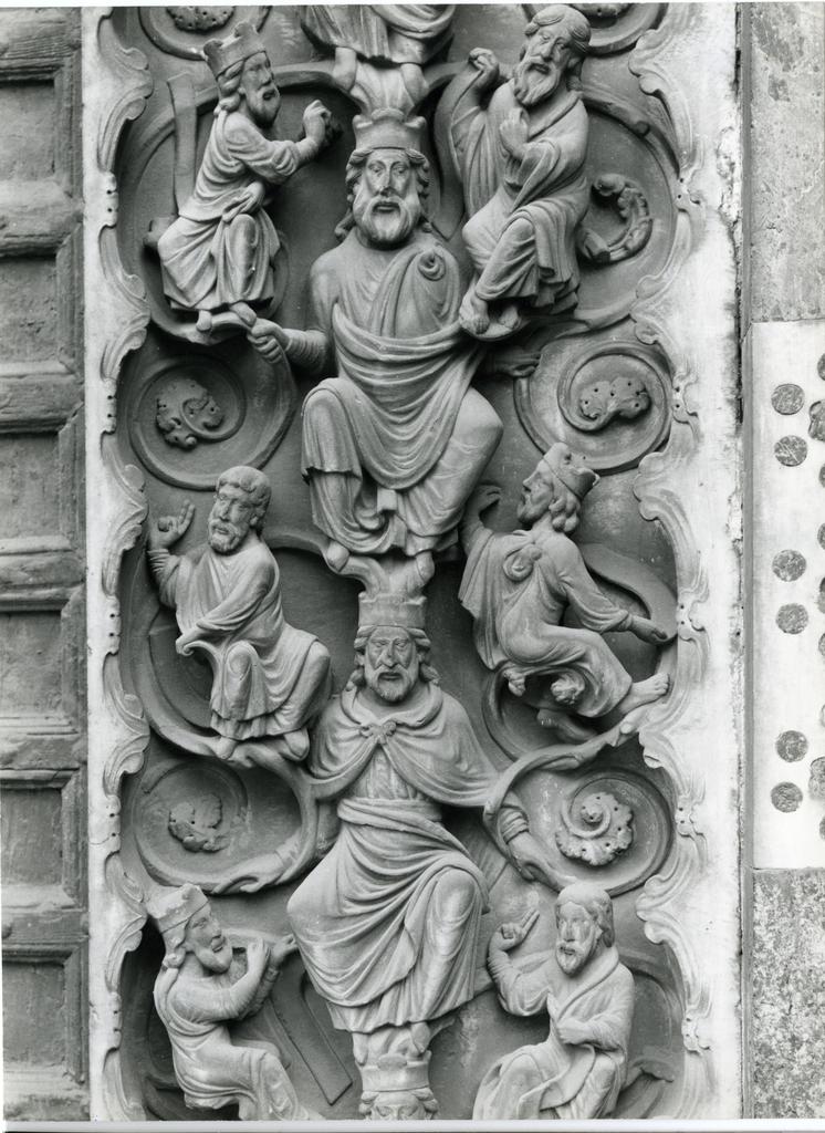 Università di Pisa. Dipartimento di Storia delle Arti , Genova - Duomo. Stipite sinistro - Particolare dell'albero di Jesse