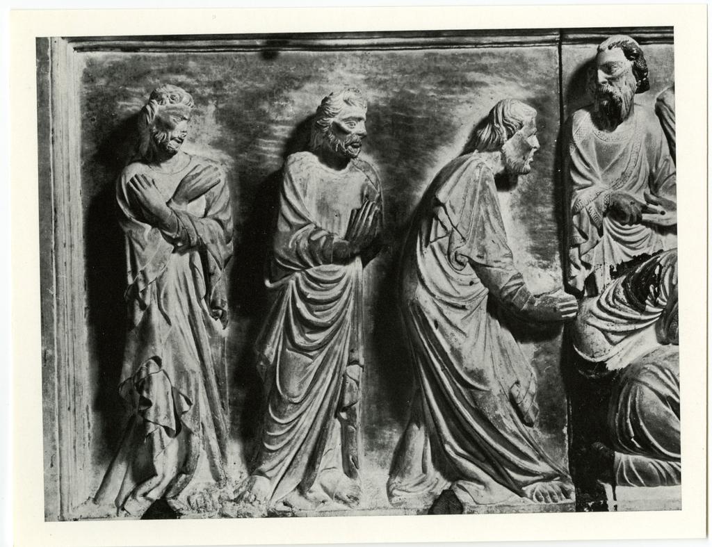 Bozano, Giacomo , Scultore pisano francisante c. 1336-43: Particolari del rilievo con gli Apostoli che riconoscono Cristo risorto, nella Tomba di Luca Fieschi.