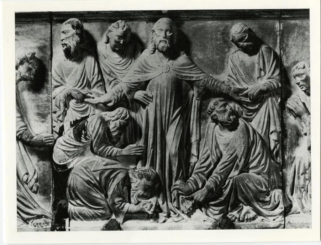 Bozano, Giacomo , Scultore pisano francisante c. 1336-43: Particolari del rilievo con gli Apostoli che riconoscono Cristo risorto, nella Tomba di Luca Fieschi.