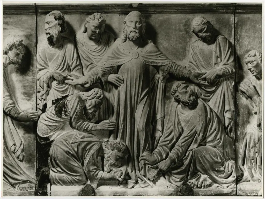 Bozano, Giacomo , Scultore pisano francisante c. 1336-43: Particolari del rilievo con gli Apostoli che riconoscono Cristo risorto, nella Tomba di Luca Fieschi.