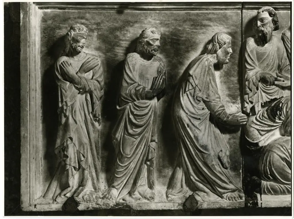 Bozano, Giacomo , Scultore pisano francisante c. 1336-43: Particolari del rilievo con gli Apostoli che riconoscono Cristo risorto, nella Tomba di Luca Fieschi.