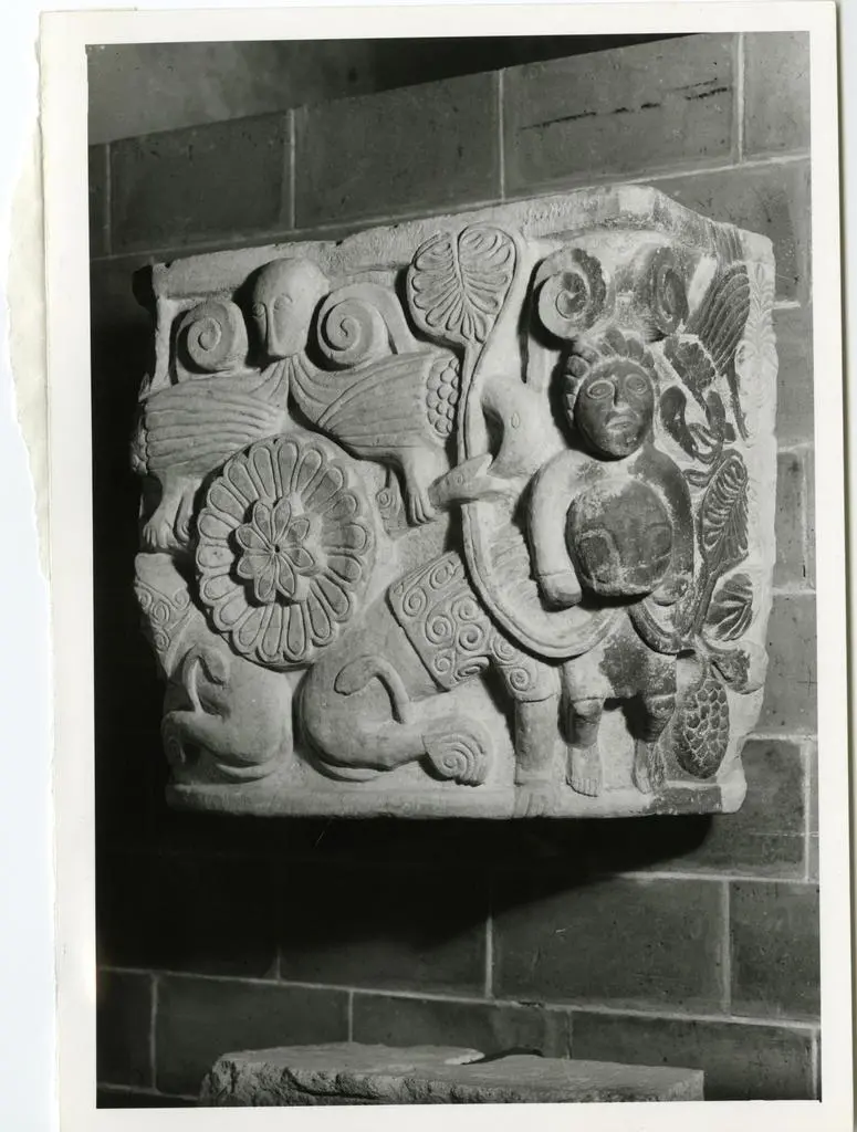 Anonimo , Anonimo lombardo - sec. XI/ XII - Motivi decorativi vegetali e animali; Motivo decorativo con figure umane