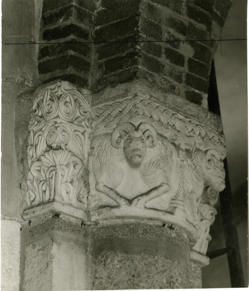 Anonimo , Anonimo milanese - bottega - sec. XII - Motivi decorativi con ariete; Motivi decorativi geometrici e girali vegetali