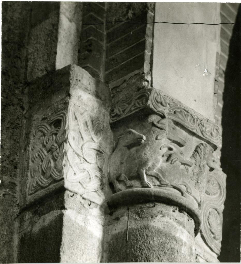 Anonimo milanese sec. XIII, bottega , Motivi decorativi vegetali e animali