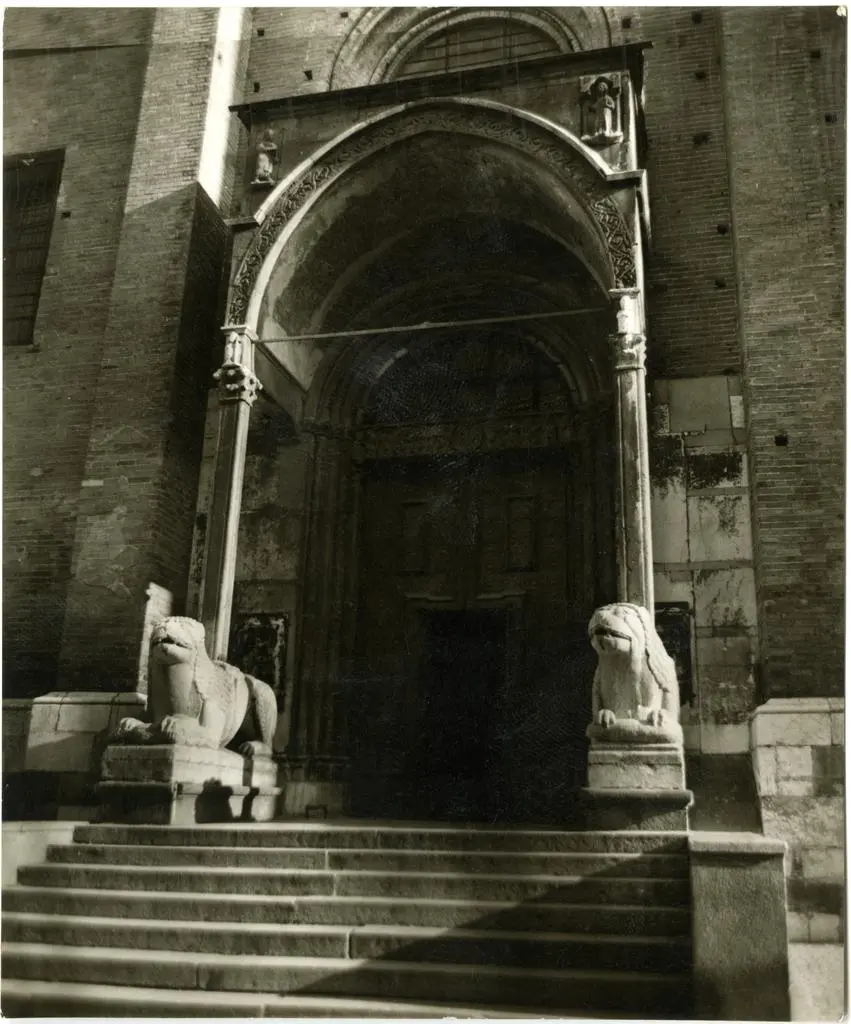 Anonimo , Cremona - Duomo, protiro lato nord