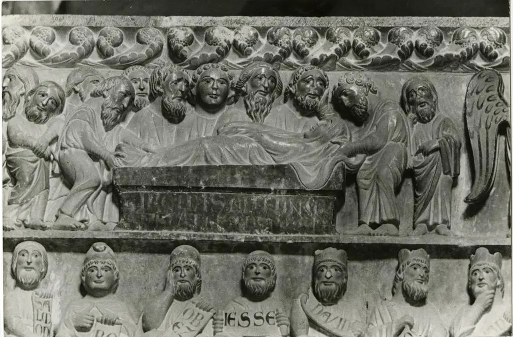 Foto Enit , Albugnano (Asti) Abbazia di N. S. di Vezzolano - part. del nartece