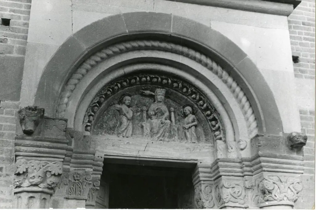 Foto Enit , Albugnano (Asti) = Abbazia di N. S. di Vezzolano - Particolare del portale