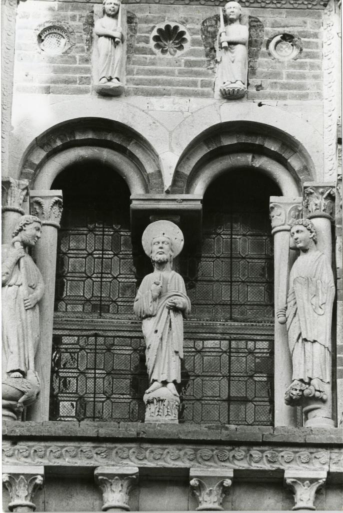 Foto Enit , Albugnano (Asti) Abbazia di N. S. di Vezzolano - part. della facciata
