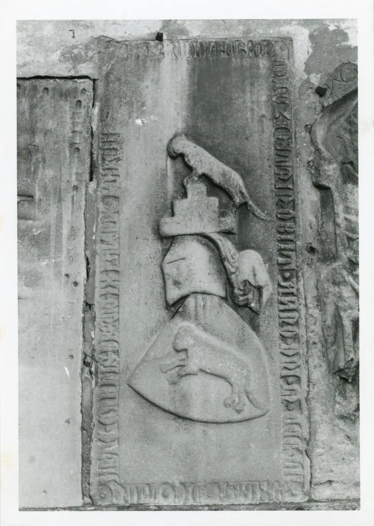 Anonimo sec. XIV/ XV , Lastra tombale con stemma araldico