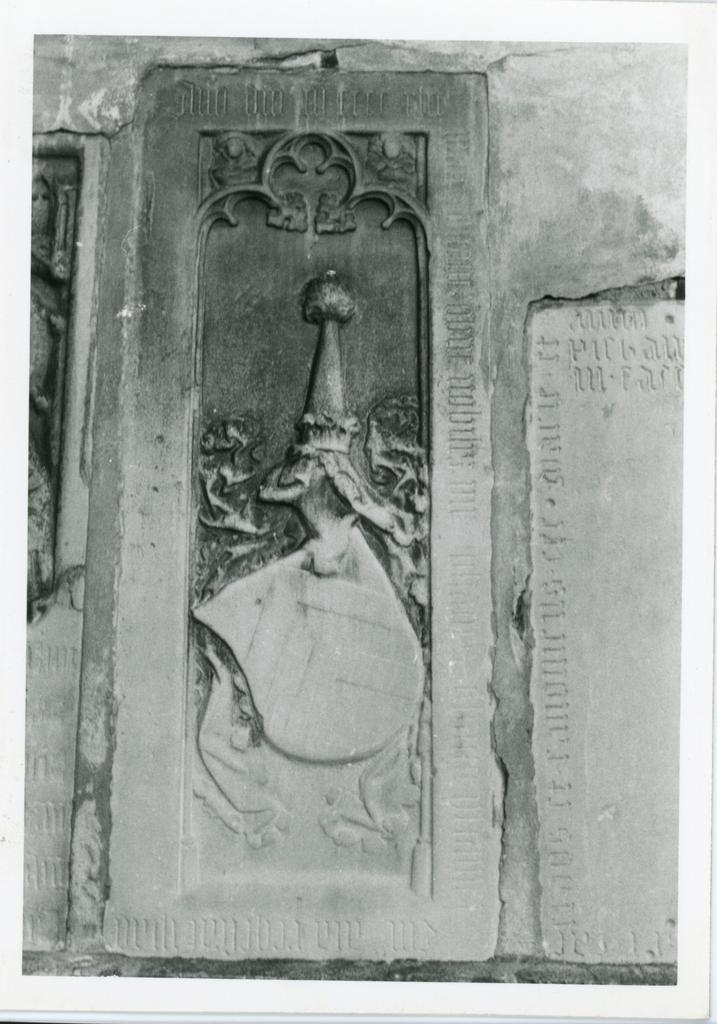 Anonimo sec. XIV/ XV , Lastra tombale con stemma araldico