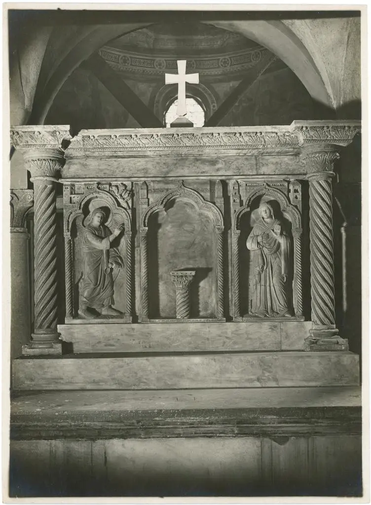 Archivio fotografico della Soprintendenza per i Beni Architettonici e Paesaggistici di Venezia e Laguna , Provincia del Friuli - Sesto al Reghena - Duomo. Nuovo altare maggiore costruito con elementi di scultura del Sec. XV