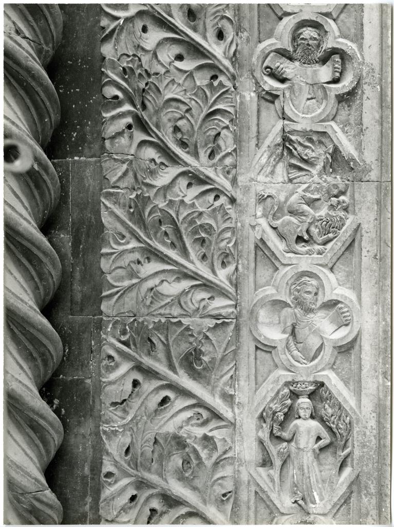 Università di Pisa. Dipartimento di Storia delle Arti , Perugia, Pal. Priori - Dettaglio sguancio portale