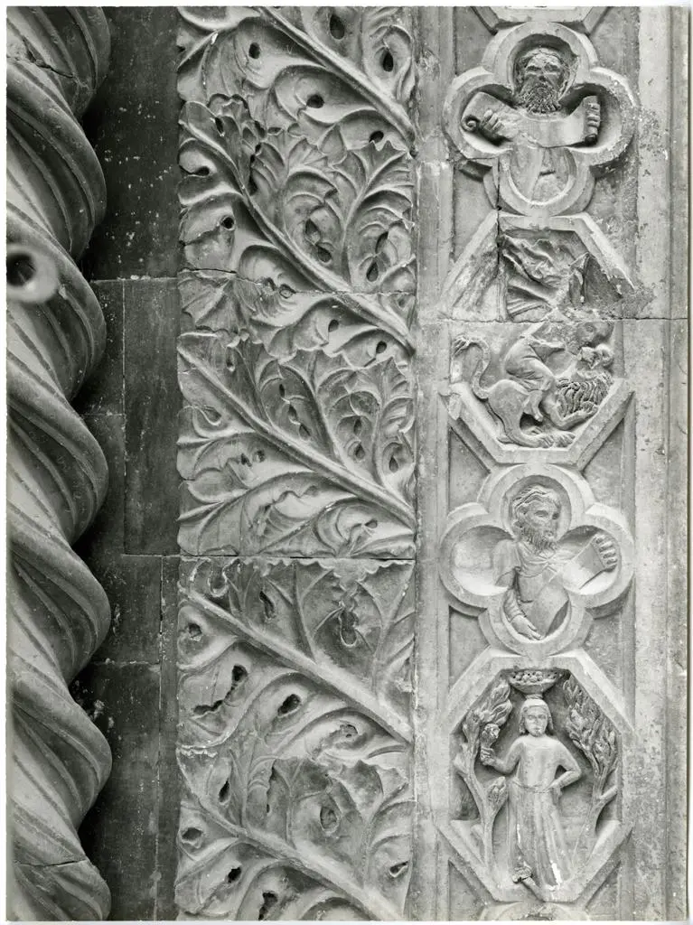 Universit&agrave; di Pisa. Dipartimento di Storia delle Arti , Perugia, Pal. Priori - Dettaglio sguancio portale