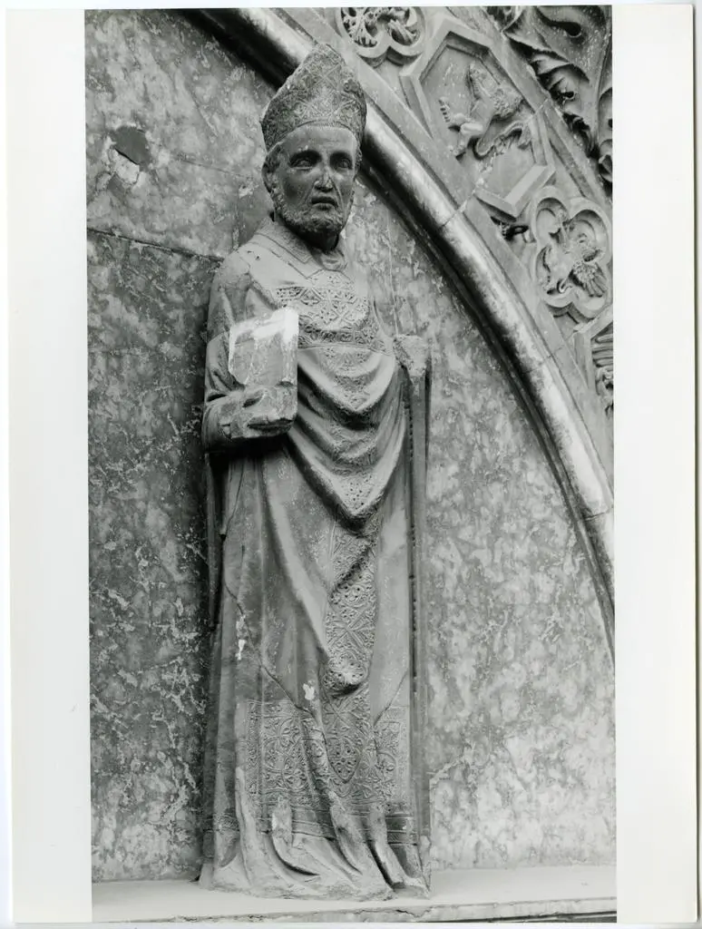 Universit&agrave; di Pisa. Dipartimento di Storia delle Arti , Perugia, Palazzo dei Priori. Un santo nella lunetta del portale