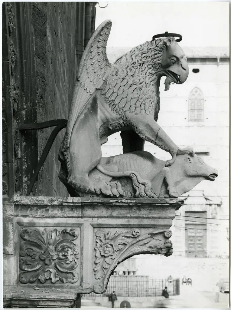 Anonimo toscano sec. XIV , Grifo alato che sconfigge un bue