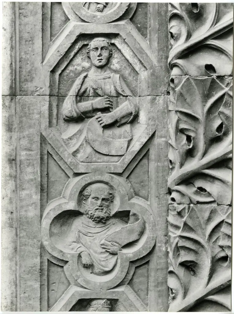 Universit&agrave; di Pisa. Dipartimento di Storia delle Arti , Perugia - Palazzo dei Priori - Dettaglio sculture dello sguancio del portale