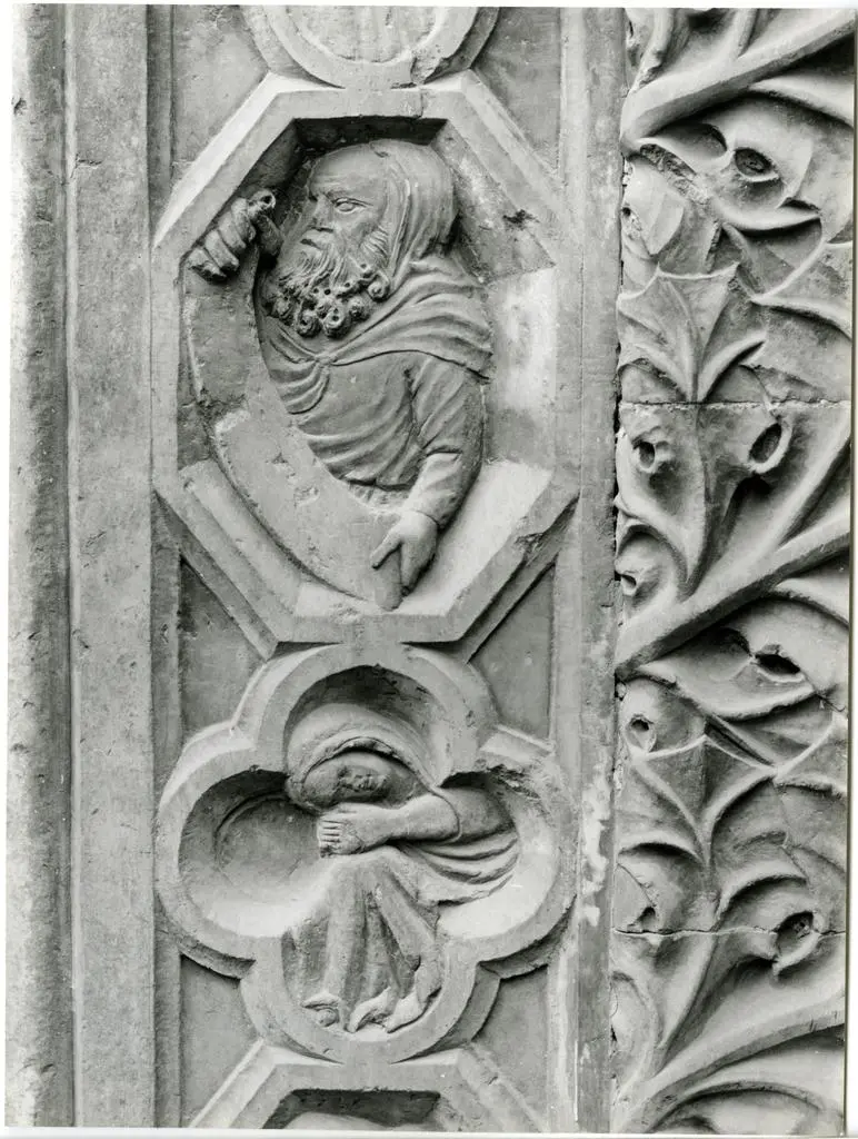Universit&agrave; di Pisa. Dipartimento di Storia delle Arti , Perugia - Palazzo dei Priori - Dettaglio sculture dello sguancio del portale