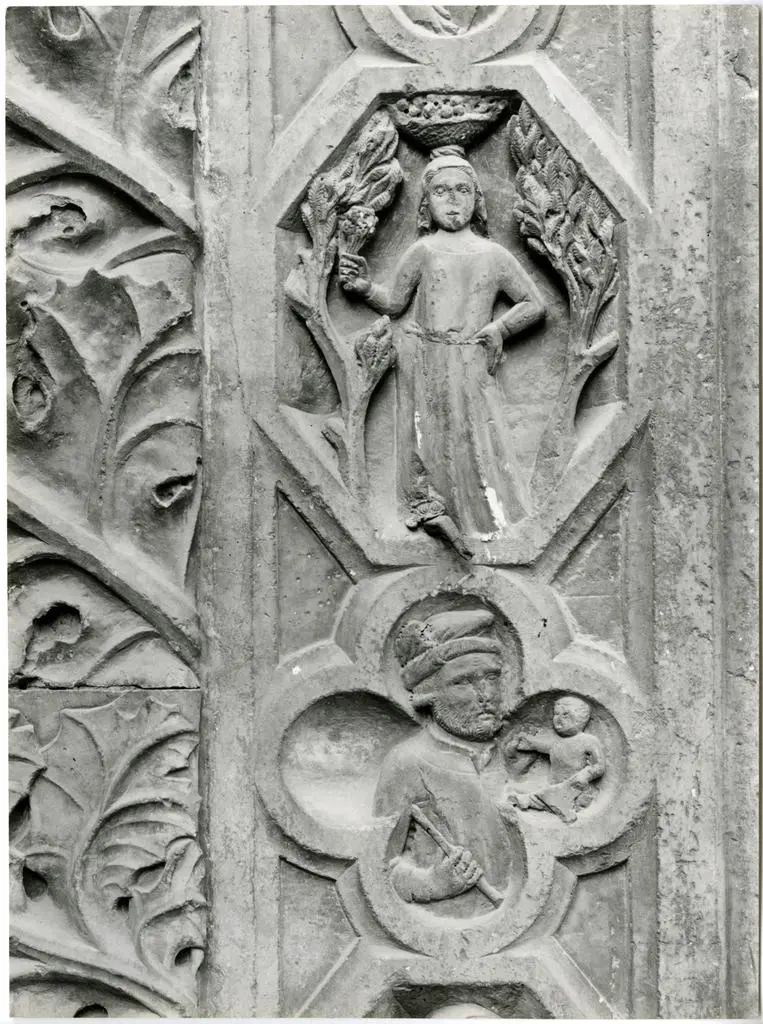 Universit&agrave; di Pisa. Dipartimento di Storia delle Arti , Perugia, Palazzo dei Priori - Dettaglio sculture dello sguancio del portale