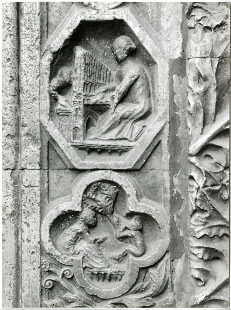 Universit&agrave; di Pisa. Dipartimento di Storia delle Arti , Perugia - Palazzo dei Priori - Dettaglio sculture dello sguancio del portale
