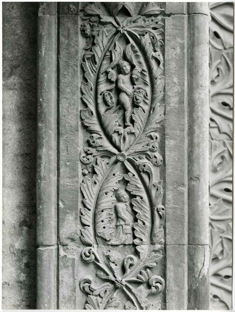 Universit&agrave; di Pisa. Dipartimento di Storia delle Arti , decorazione sguancio portale maggiore