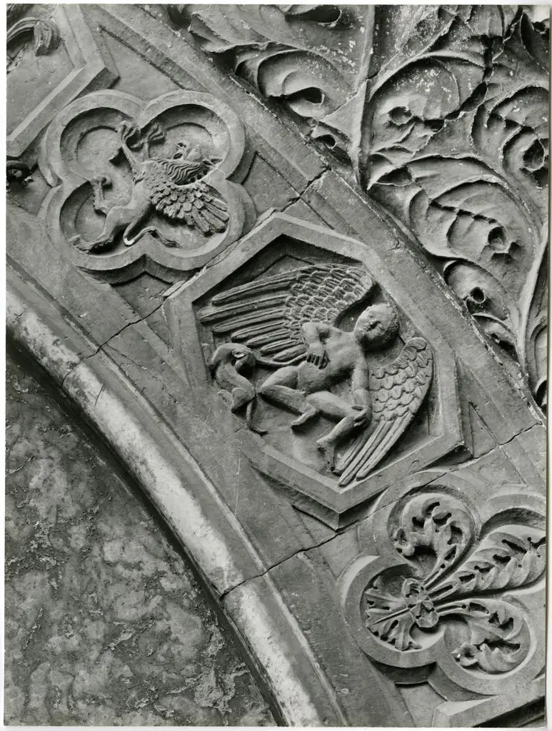 Universit&agrave; di Pisa. Dipartimento di Storia delle Arti , decorazione nello sguancio del portale