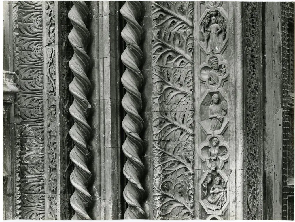 Universit&agrave; di Pisa. Dipartimento di Storia delle Arti , Sguancio nel portale