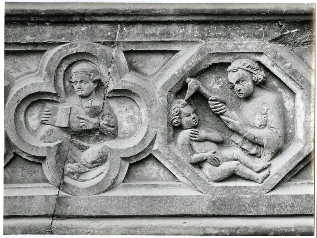 Universit&agrave; di Pisa. Dipartimento di Storia delle Arti , dettaglio dell'architrave del portale