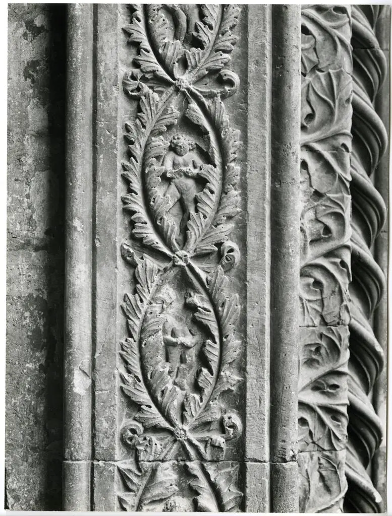 Universit&agrave; di Pisa. Dipartimento di Storia delle Arti , dettaglio dello sguancio del portale