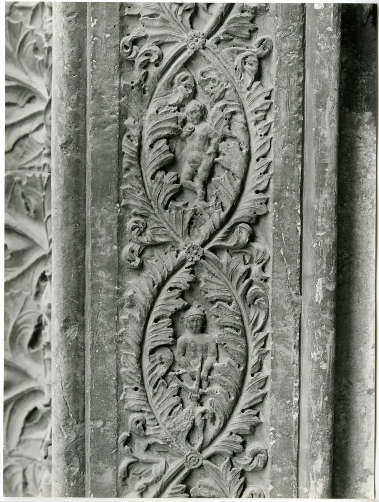 Universit&agrave; di Pisa. Dipartimento di Storia delle Arti , dettaglio nello sguancio del portale