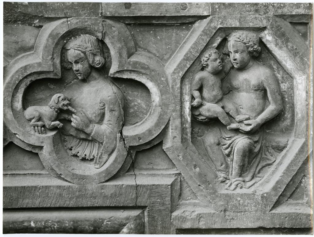 Università di Pisa. Dipartimento di Storia delle Arti , dettaglio dell'architrave del portale