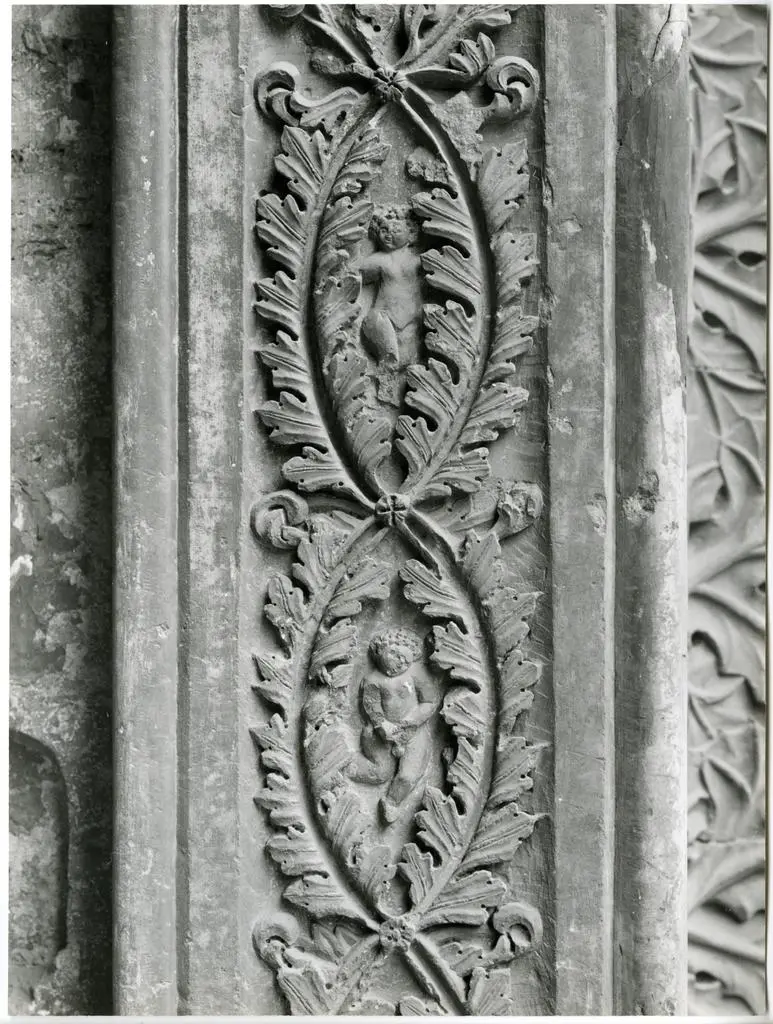 Universit&agrave; di Pisa. Dipartimento di Storia delle Arti , dettaglio sguancio portale