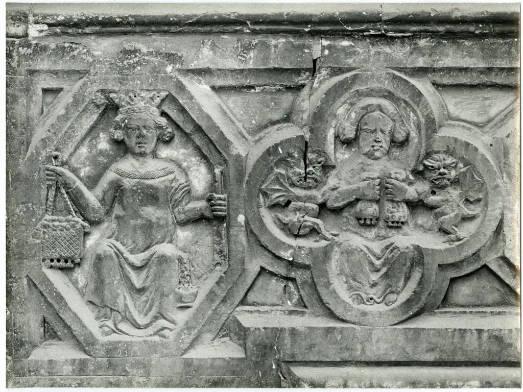 Universit&agrave; di Pisa. Dipartimento di Storia delle Arti , dettaglio architrave del portale