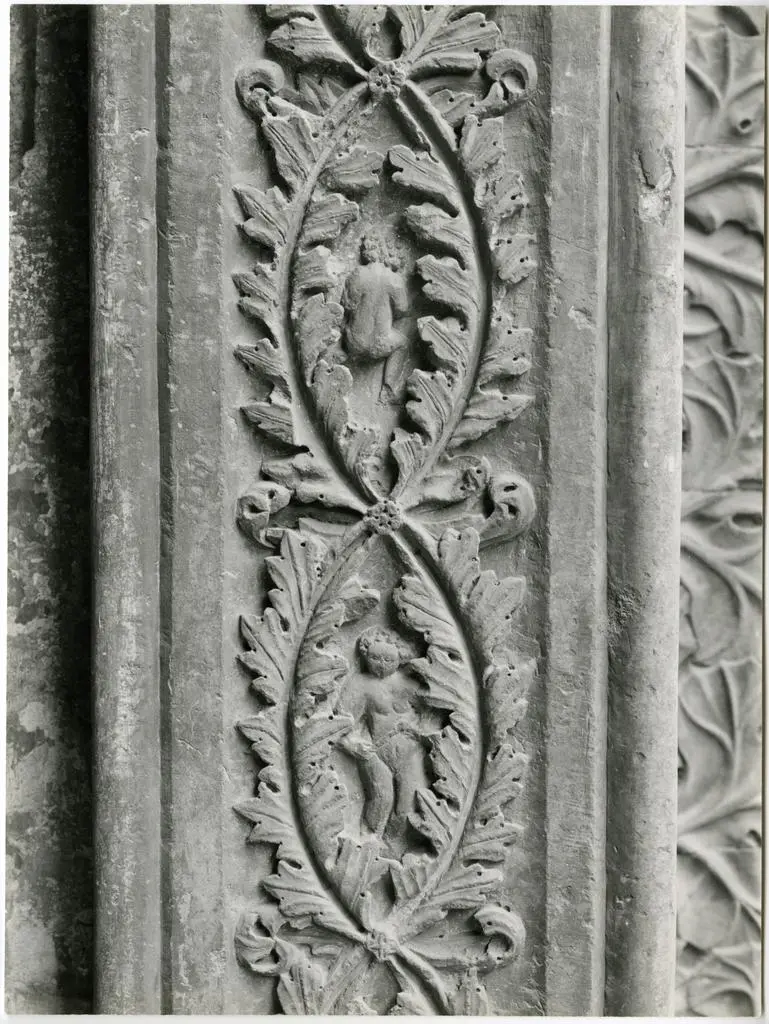 Universit&agrave; di Pisa. Dipartimento di Storia delle Arti , Perugia, Palazzo dei Priori - dettaglio sguancio del portale