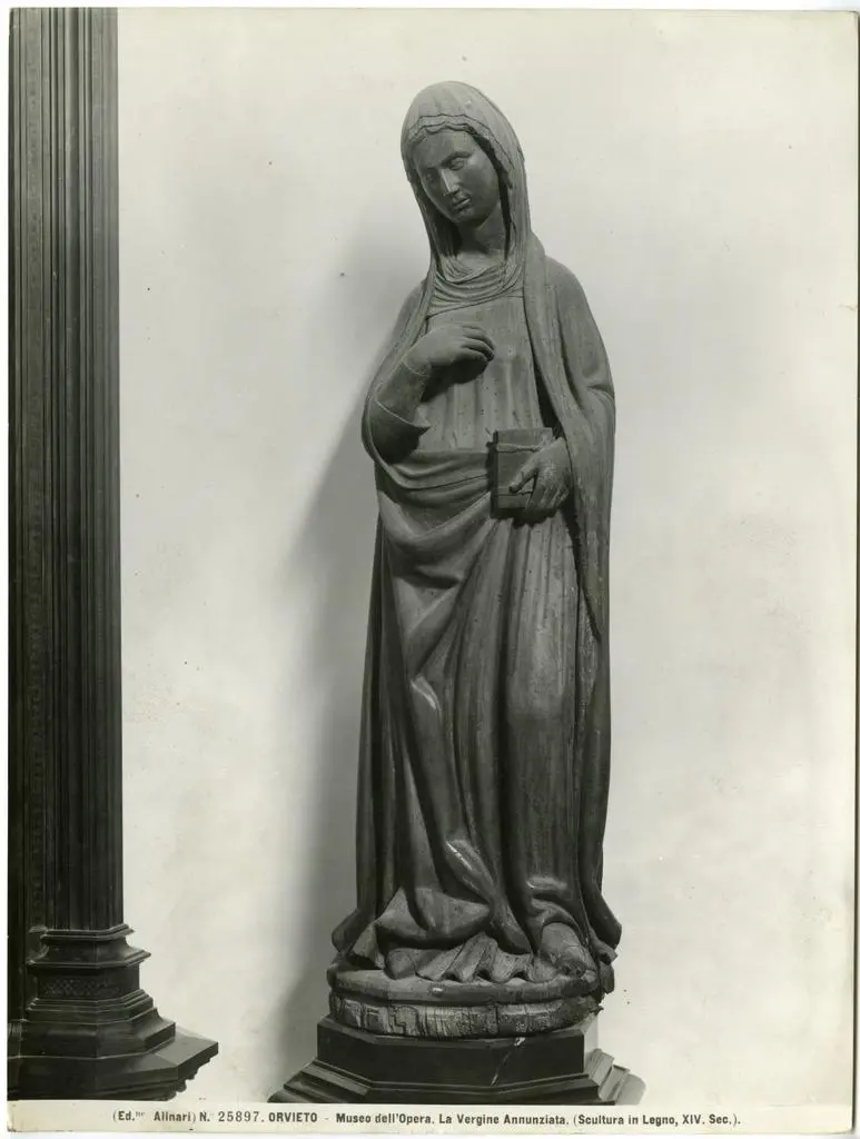 Alinari, Fratelli , Orvieto - Museo dell'Opera. La Vergine Annunziata (Scultura in Legno, XIV. Sec.).