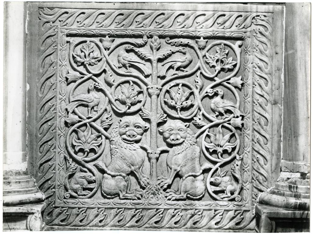 Böhm, Osvaldo , Anonimo - sec. XI - Motivi decorativi vegetali con leoni e uccelli; Motivi decorativi fitomorfi con tralci di vite; Lepre