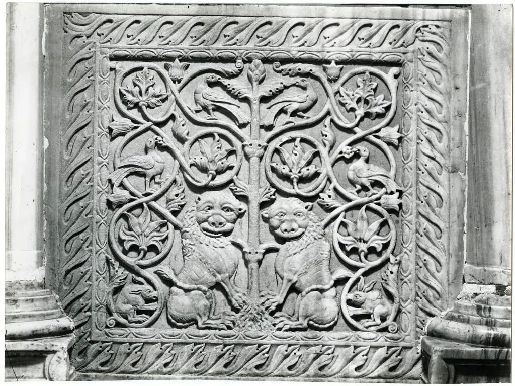 B&ouml;hm, Osvaldo , Anonimo - sec. XI - Motivi decorativi vegetali con leoni e uccelli; Motivi decorativi fitomorfi con tralci di vite; Lepre