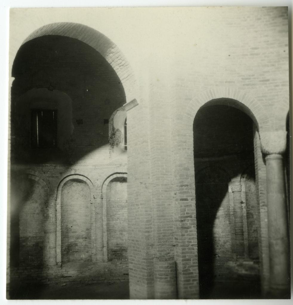 Anonimo , Anonimo - sec. XI/ XII - Interno della chiesa di S. Sofia a Padova, particolare delle nicche dell'ambulacro