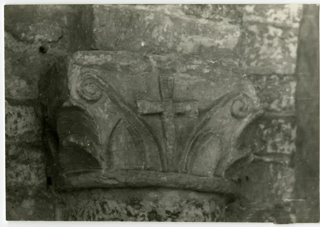 Anonimo , Anonimo - sec. XI/ XII - Motivo decorativo a volute con croce