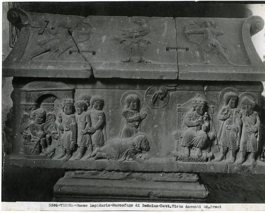 Croci, Felice , Verona - Museo Lapidario - Sarcofago di Beduino - Dett. Visto davanti