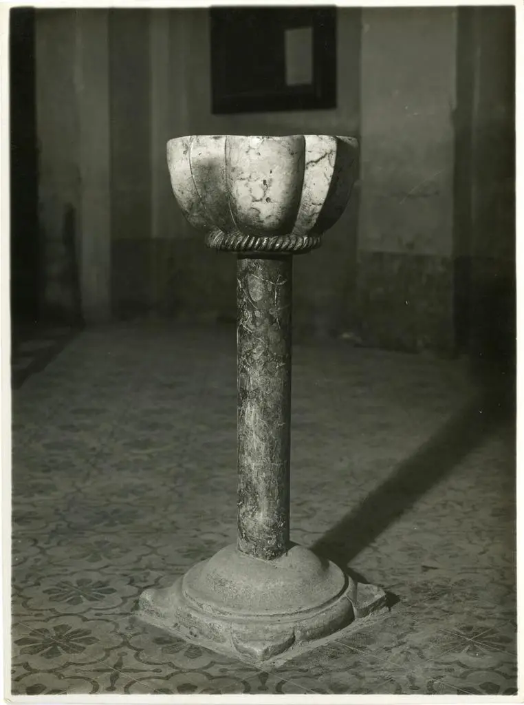 Istituto Centrale per il Catalogo e la Documentazione: Fototeca Nazionale , Guarda Veneta - (Rovigo) - Chiesa Parrocchiale di S. Domenico - Acquasantiera - (sec. XIV)