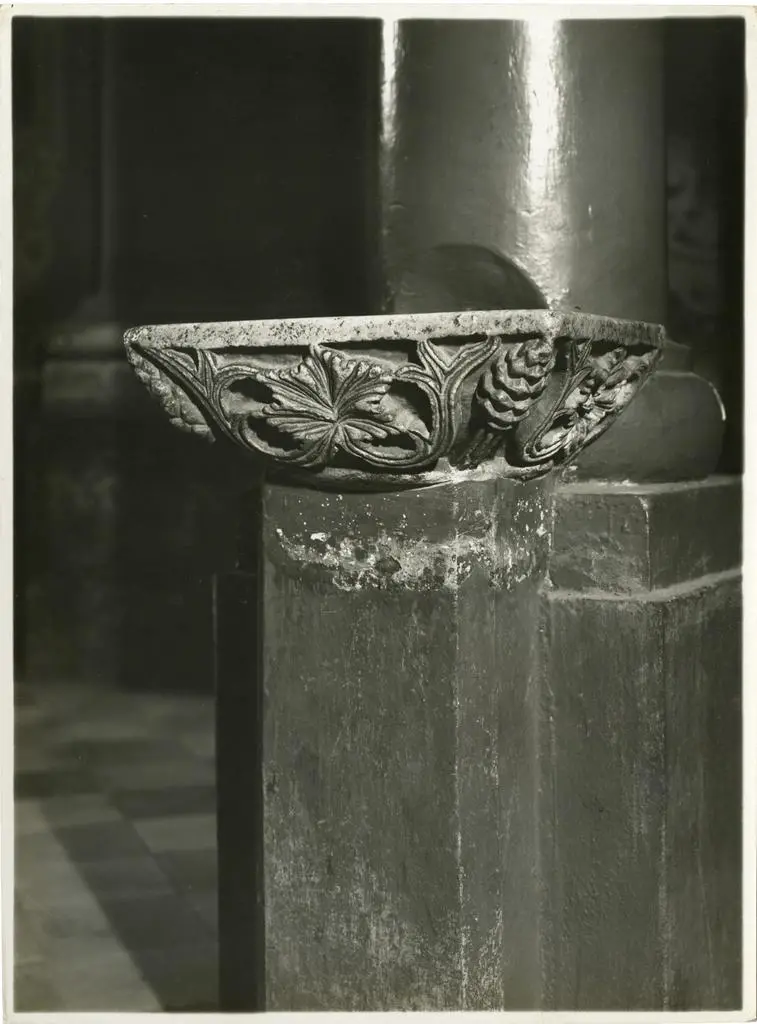 Istituto Centrale per il Catalogo e la Documentazione: Fototeca Nazionale , Roverdicr&egrave; (Frazione Rovigo) - Chiesa Parrocchiale - Capitello in marmo bianco - (arte bizantina del sec. XI-XII)