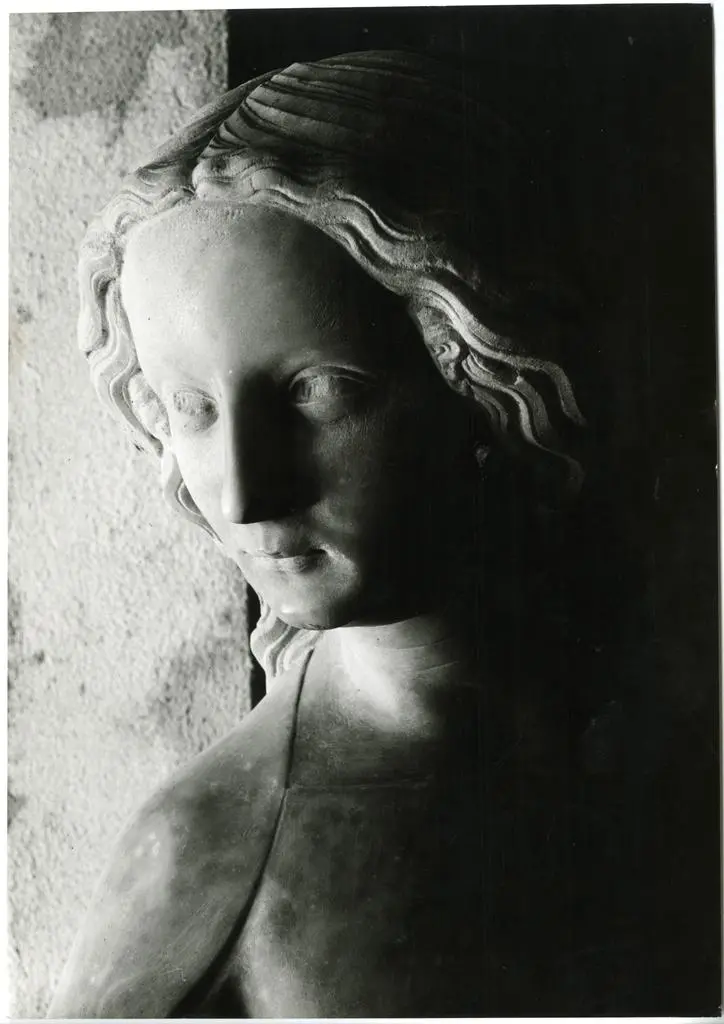 Fototeca della Soprintendenza per i beni architettonici e paesaggistici, storici, artistici ed etnoantropologici per le province di Pisa e Livorno , Maestro mosano di Carrara: Annunciata, particolare.