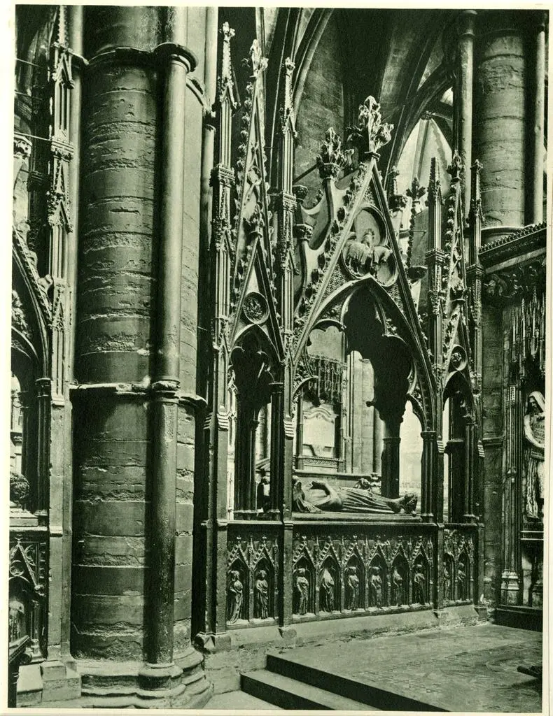 Anonimo inglese sec. XIII , Figura giacente, Motivi decorativi