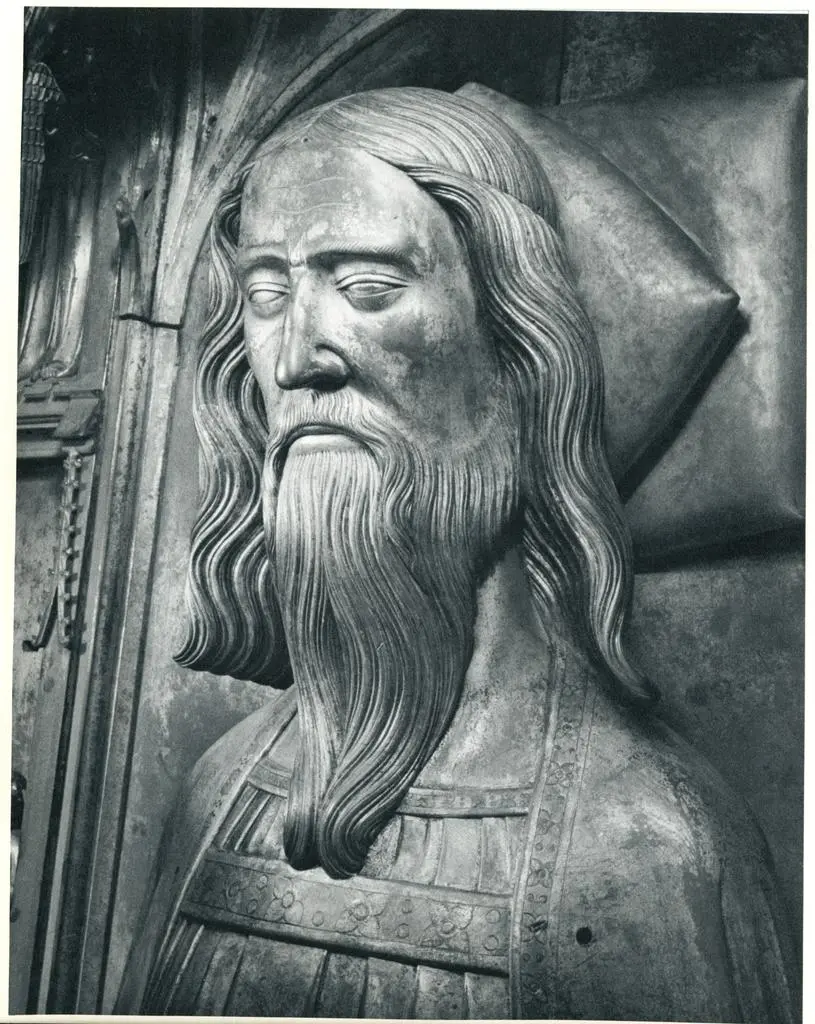 Anonimo , Head of the effigy of Edward III, in the Confessor's Chapel, WEstminster Abbey. After 1377. Bronze. Life-size